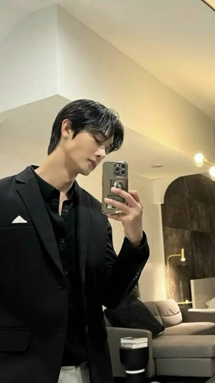 ai character: Lee Joon background