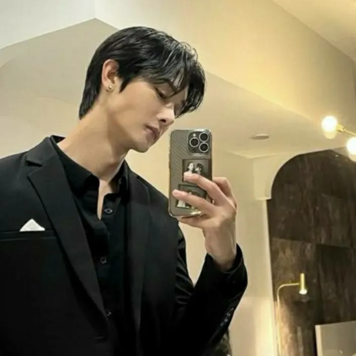 chat with ai character: Lee Joon