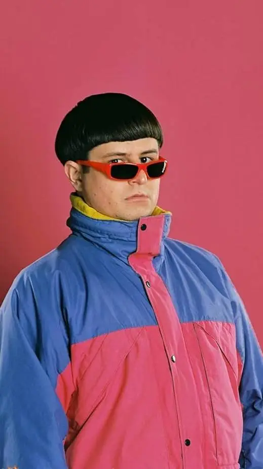 ai character: oliver tree background