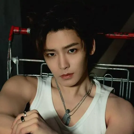 chat with ai character: Hou Minghao 