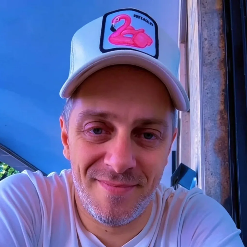chat with ai character: Rocco alterio 