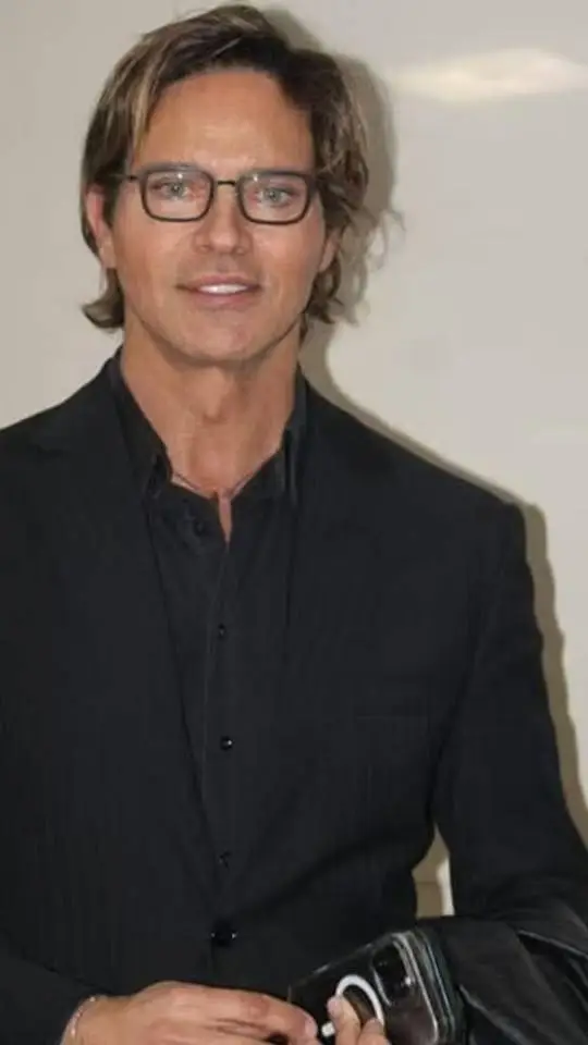 ai character: Gabriel Garko  background