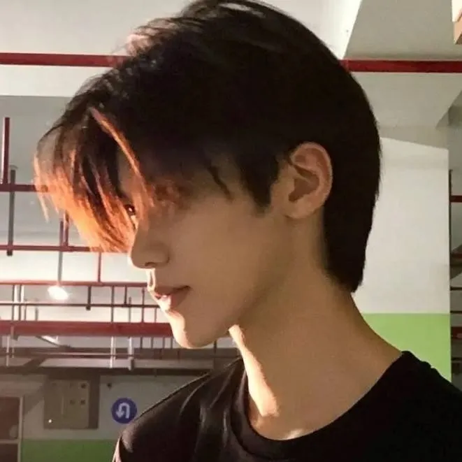 chat with ai character: Seonghyeon