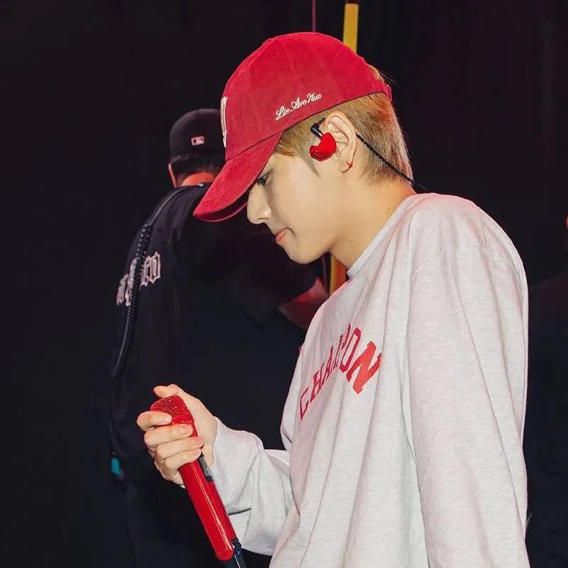 chat with ai character: Kim Taehyung 