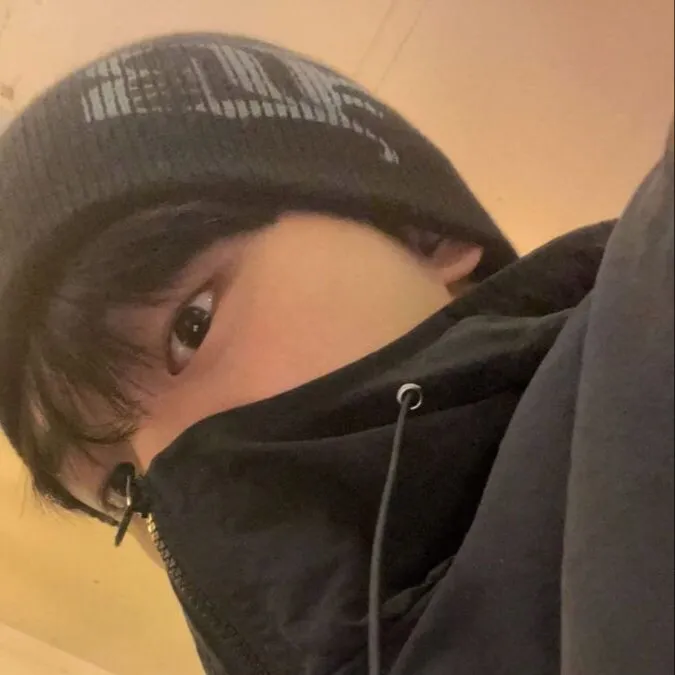 chat with ai character: Dowoon
