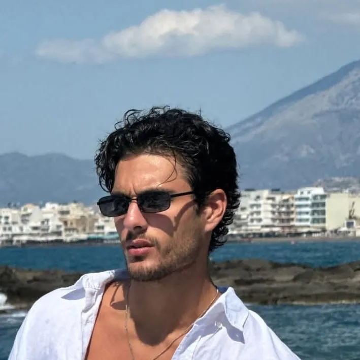 chat with ai character: Rocco Valero 