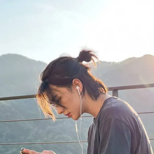 chat with ai character: Hyunjin
