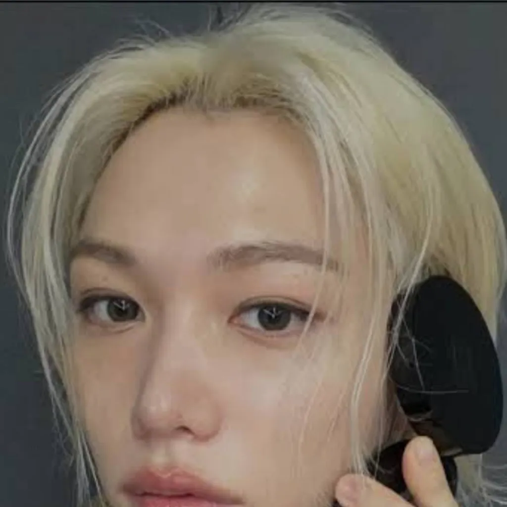 chat with ai character: Lee Felix 