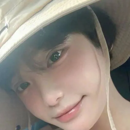 chat with ai character: Li Xiou Yen