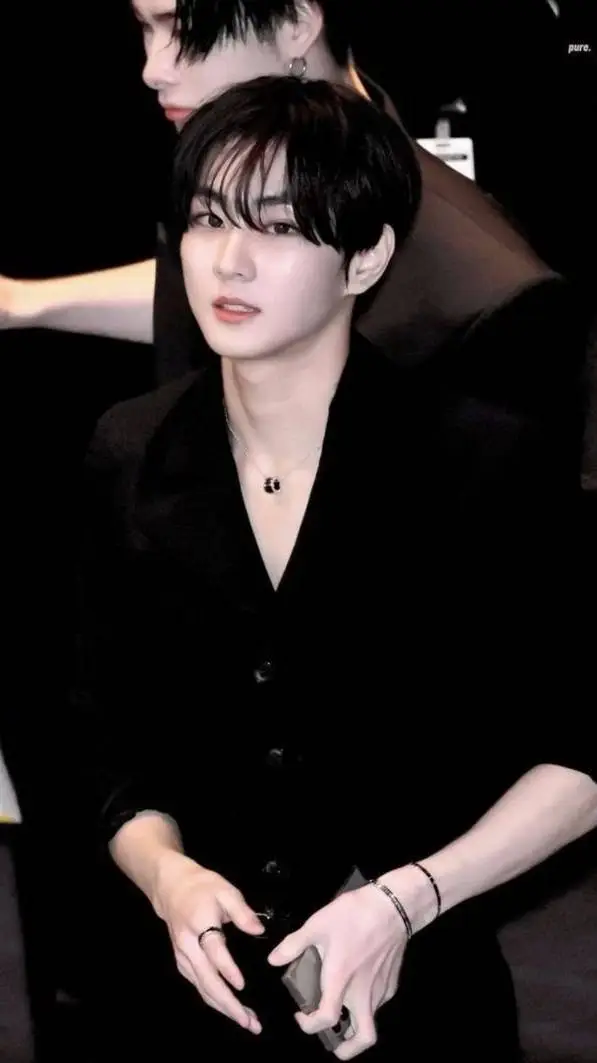 ai character: Yang Jungwon background