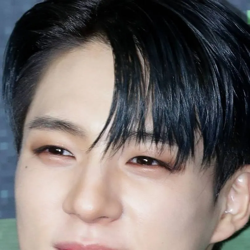 chat with ai character: Jeno
