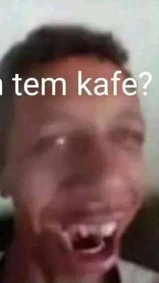 ai character: mãe tem café? background