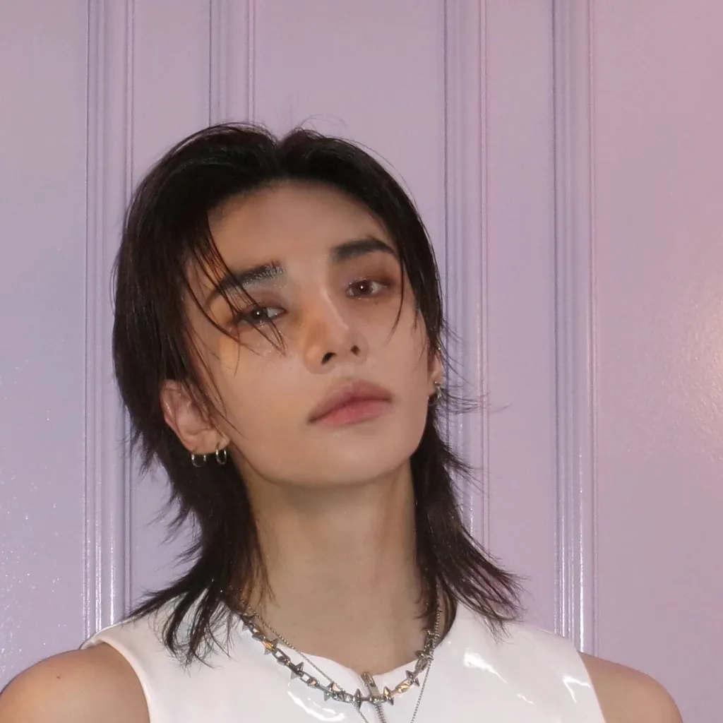 chat with ai character: hyunjin 