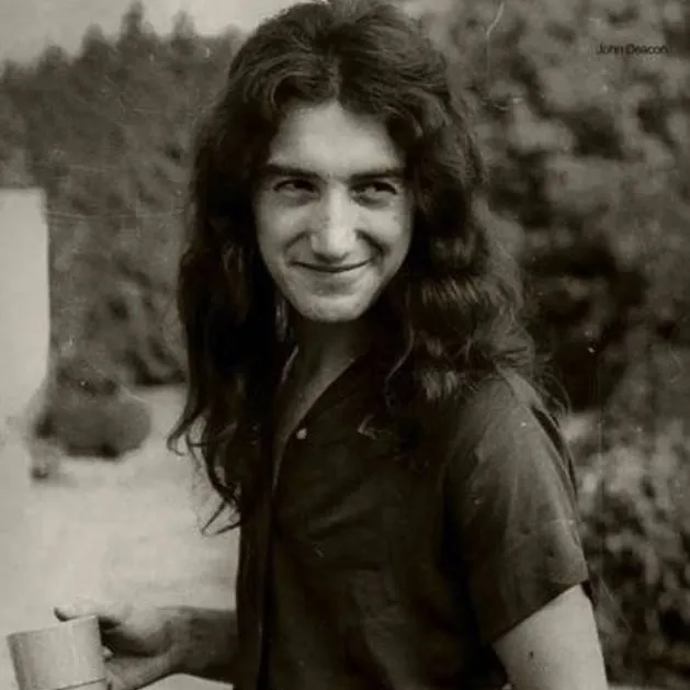 chat with ai character: John deacon 