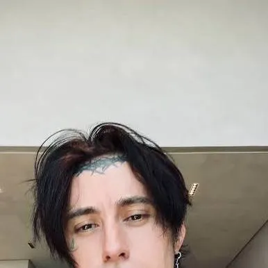 chat with ai character: Ronnie radke 