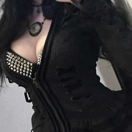 chat with ai character: VALERIA