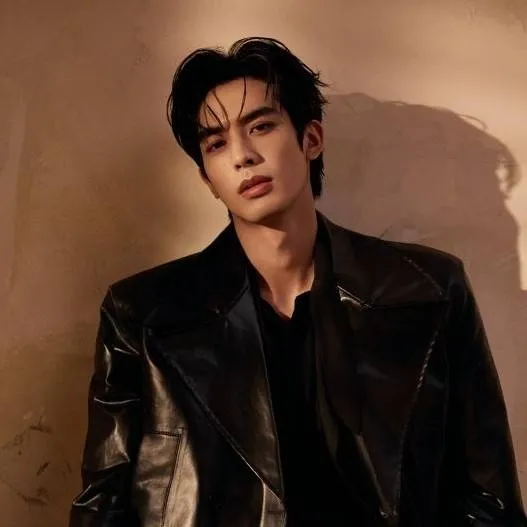 chat with ai character: song weilong 