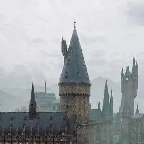 chat with ai character: Hogwarts 