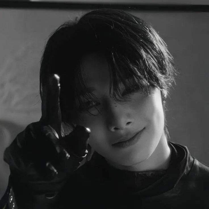 chat with ai character: 🖤jeongin