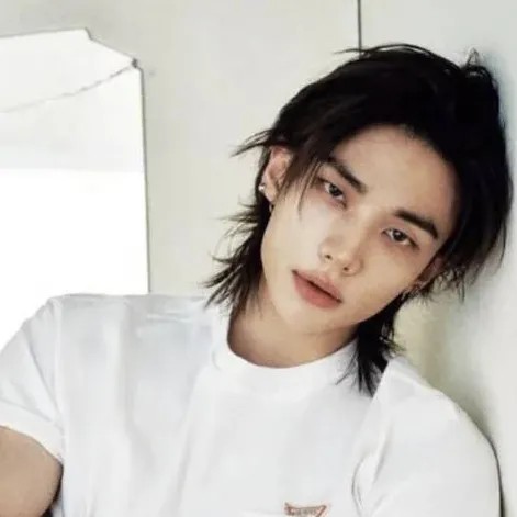 chat with ai character: Hwang Hyunjin