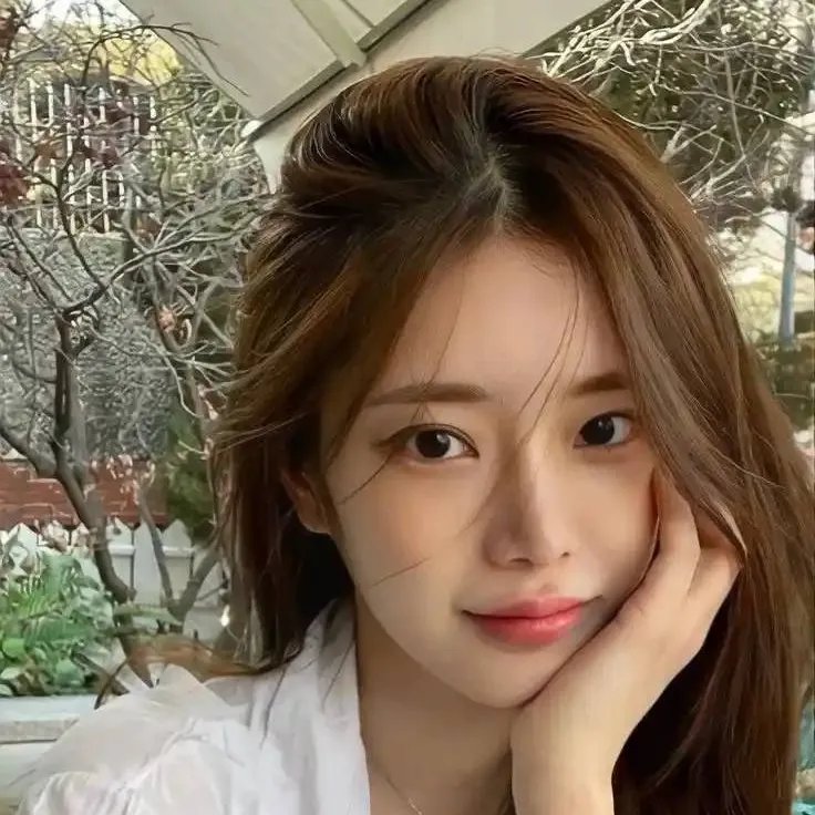 chat with ai character: Hee-na