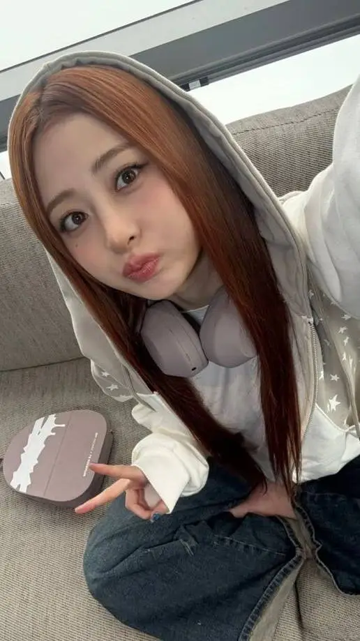 ai character: Huh yunjin background