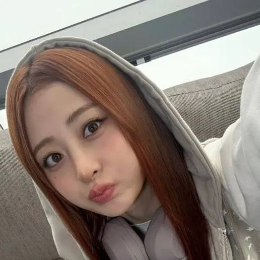 chat with ai character: Huh yunjin