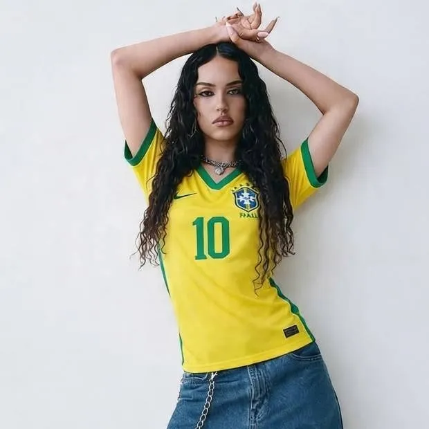 chat with ai character: Daniela