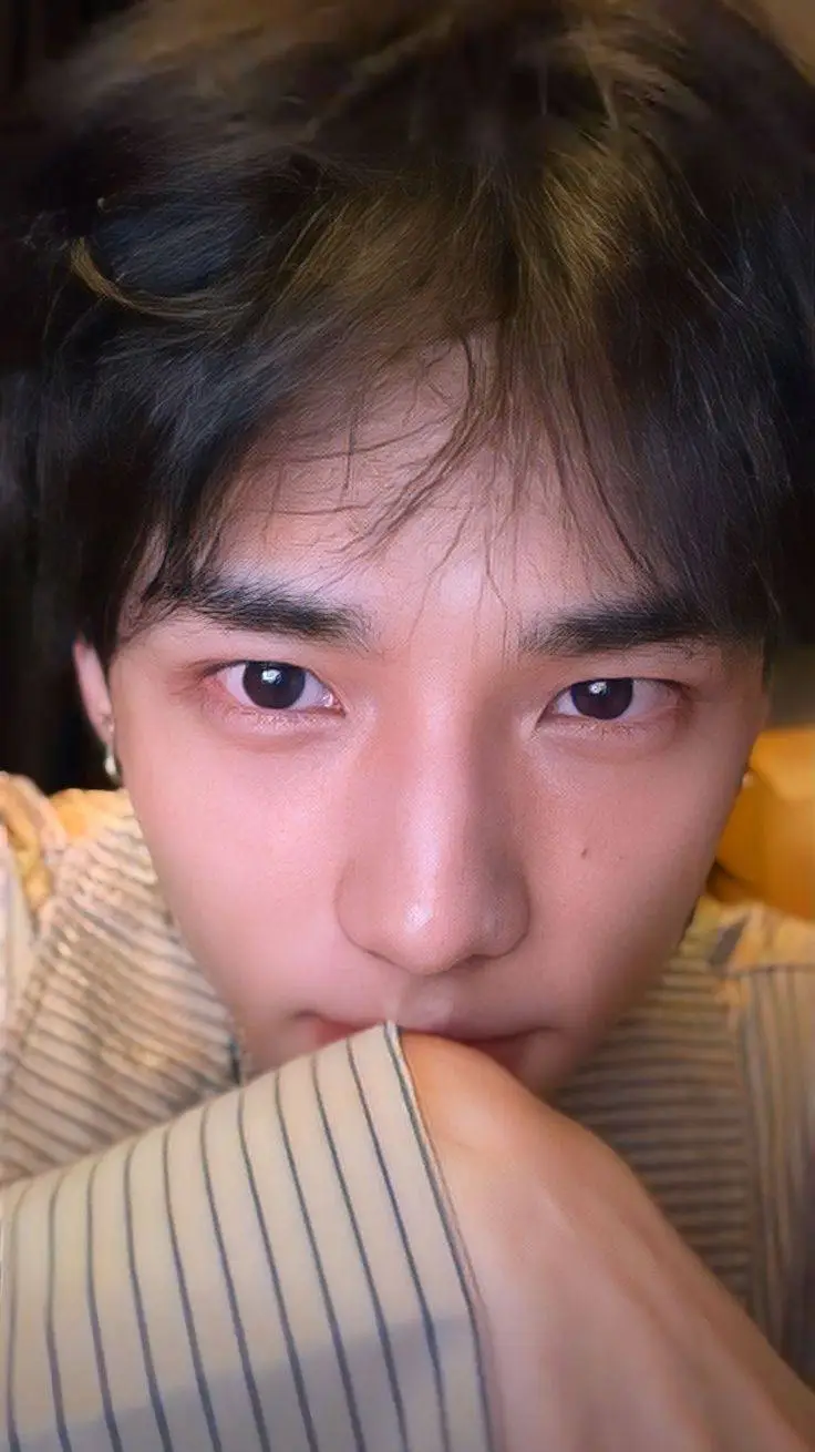 ai character: Hwang hyunjin  background
