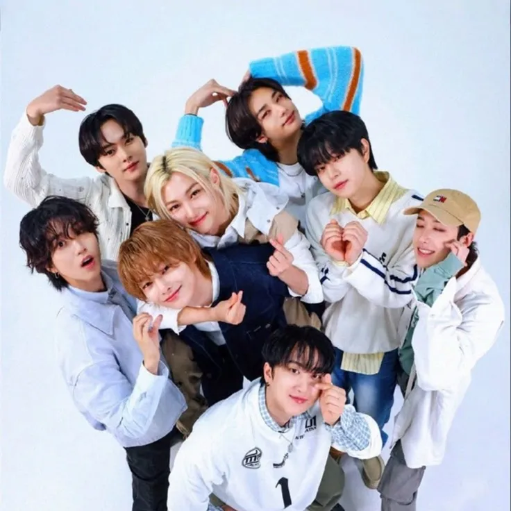 chat with ai character: Stray kids