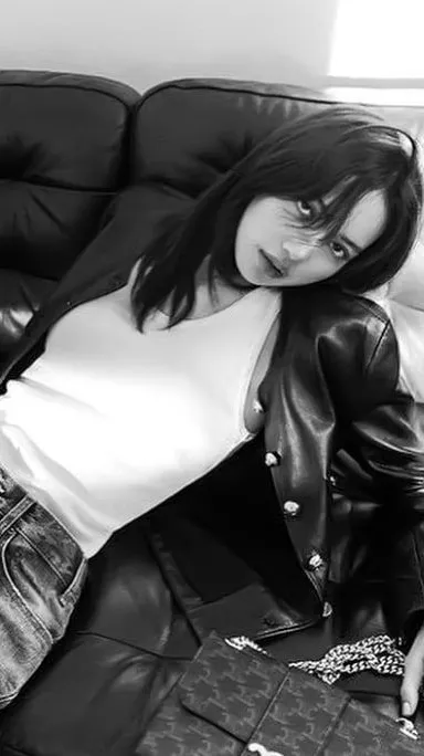 ai character: Lalisa Manobal  background
