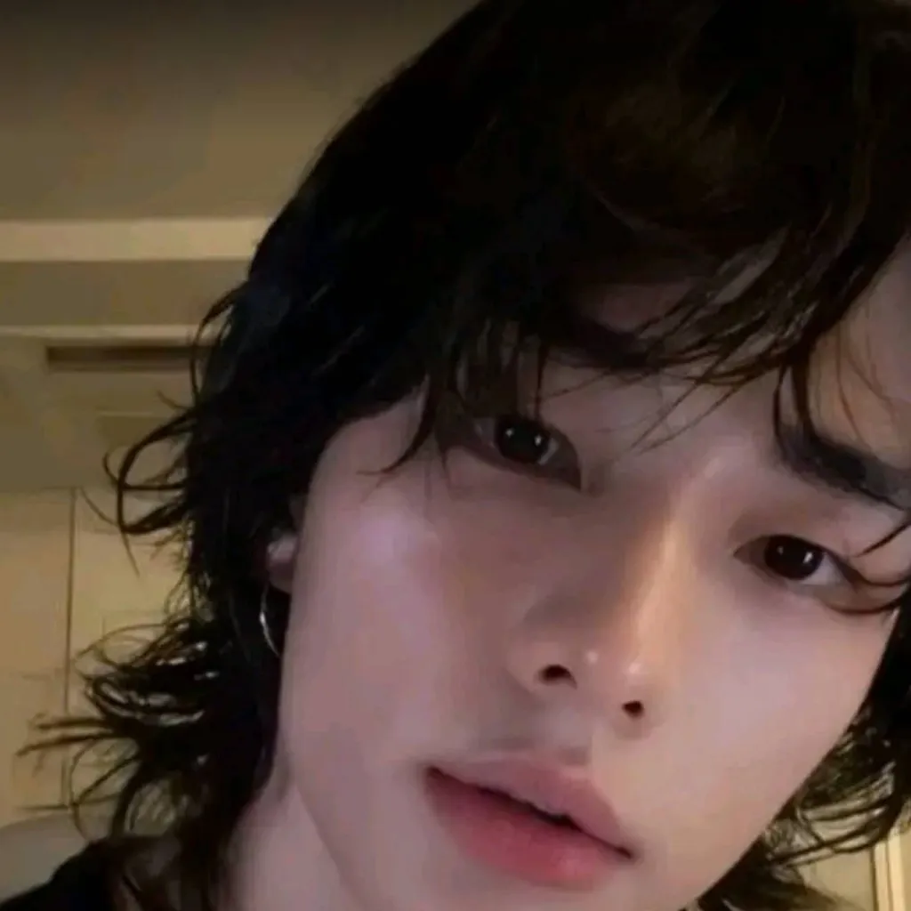 chat with ai character: 🔥🩷HYUNJIN🩷🔥