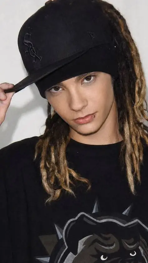 ai character: Tom Kaulitz background