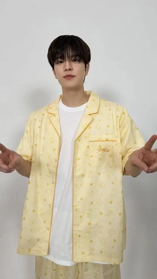 ai character: Seungmin ✨ background