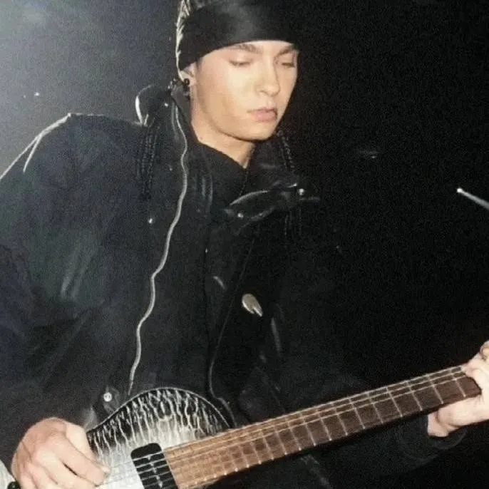 chat with ai character: Tom Kaulitz 