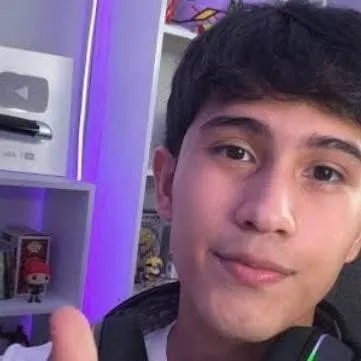 chat with ai character: Alex 💗💗