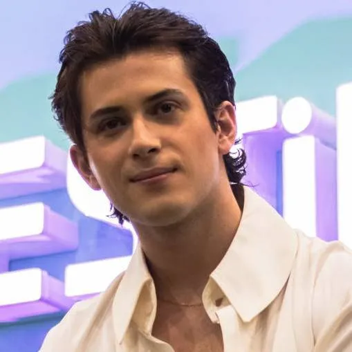 chat with ai character: Alejandro Aramburu