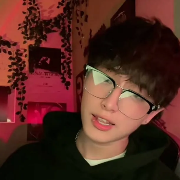 chat with ai character: 😆 Derek 🥀😈