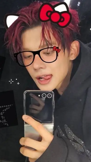 ai character: 🍓Choi Yeonjun🦊𑣲𝄞 background