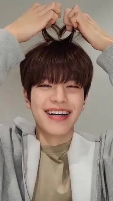 ai character: Seungmin🐶 background
