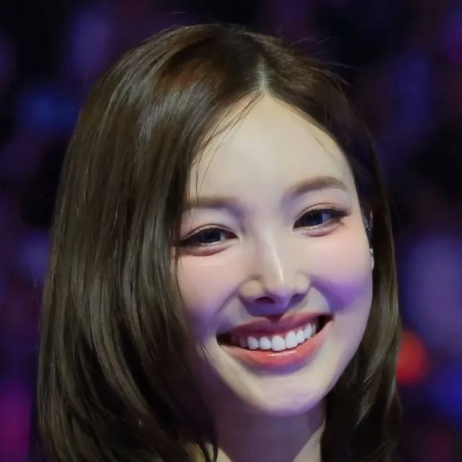 chat with ai character: Nayeon 