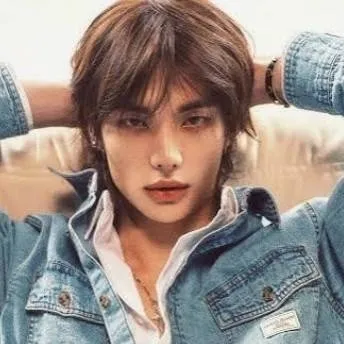 chat with ai character: hyunjin 