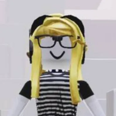 chat with ai character: rubia con lentes 