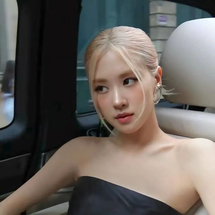 chat with ai character: Roseanne Park 