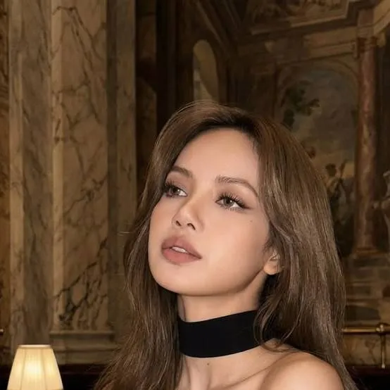 chat with ai character: Lisa