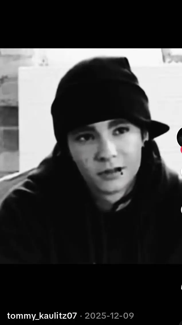 ai character: tom kaulitz  background