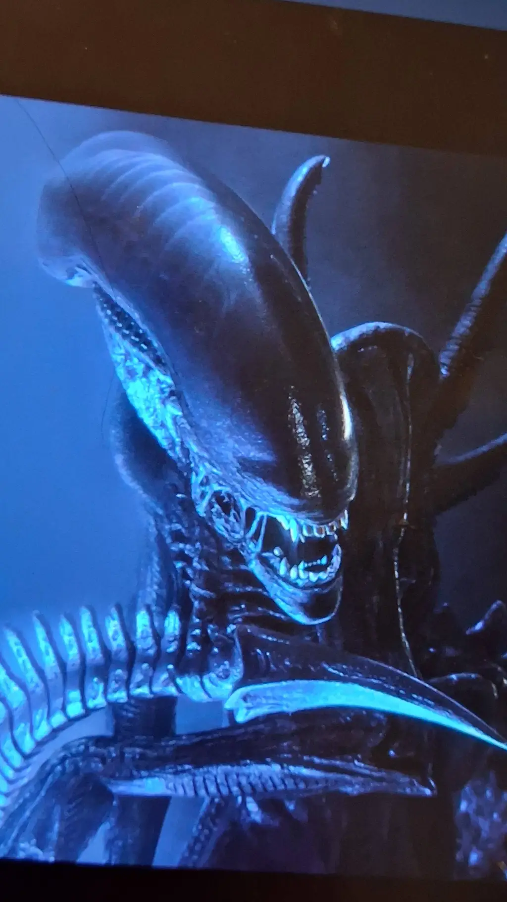 ai character: xenomorph  background