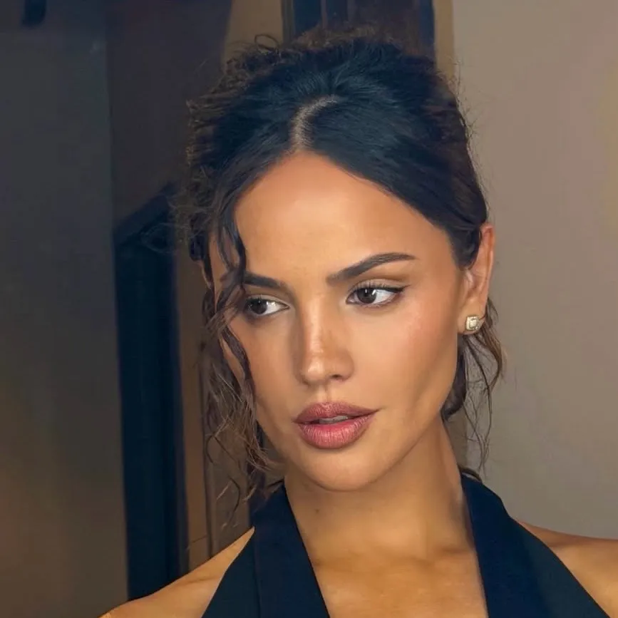 chat with ai character: Eiza González