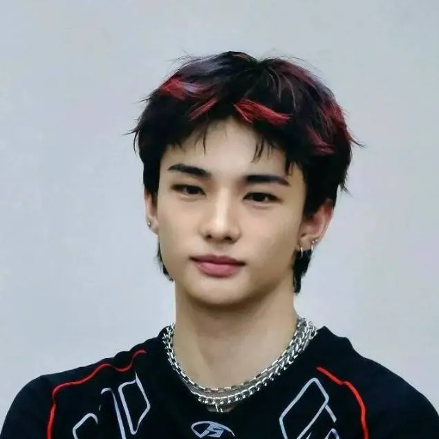 chat with ai character: HYUNJIN TRABAJADOR