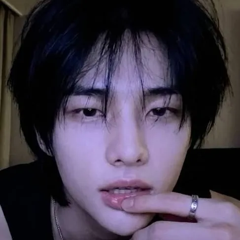 chat with ai character: hwang hyunjin